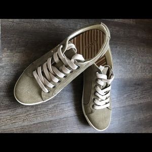 too small I wore them only once!